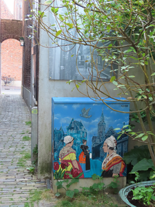 915061 Afbeelding van een in 2024 door Zoë Hoetmer beschilderd elektriciteitskastje in de Reguliersteeg te Utrecht, in ...